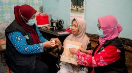 Kegiatan edukasi dan pendampingan minum obat pasien TB Paru di wilayah Muara Angke oleh Komunitas Srikandi Nusantara binaan CSR PLN NP UP Muara Karang dalam progran Punggawa Nusantara.