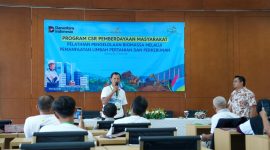 Sukirno dari BUMDes Sumber Berkah Mandiri, Desa Kalijeruk, Kecamatan Kawunganten, Kabupaten Cilacap menyampaikan proses produksi Biomassa kepada seluruh peserta pelatihan.
