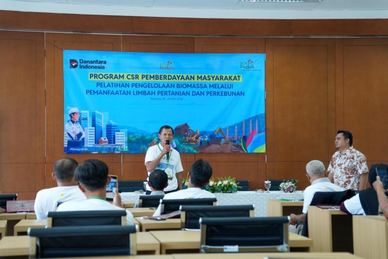Sukirno dari BUMDes Sumber Berkah Mandiri, Desa Kalijeruk, Kecamatan Kawunganten, Kabupaten Cilacap menyampaikan proses produksi Biomassa kepada seluruh peserta pelatihan.