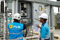 Petugas PLN mengecek kondisi seluruh perangkat, termasuk circuit breaker (CB) untuk memastikan dapat berfungsi secara optimal sebelum melakukan uji coba pengoperasian Gardu Induk 150 kilovolt (kV) Margakarya di kawasan Karawang Internationa Industry City, Jawa Barat.