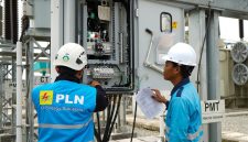 Petugas PLN mengecek kondisi seluruh perangkat, termasuk circuit breaker (CB) untuk memastikan dapat berfungsi secara optimal sebelum melakukan uji coba pengoperasian Gardu Induk 150 kilovolt (kV) Margakarya di kawasan Karawang Internationa Industry City, Jawa Barat.