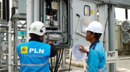 Petugas PLN mengecek kondisi seluruh perangkat, termasuk circuit breaker (CB) untuk memastikan dapat berfungsi secara optimal sebelum melakukan uji coba pengoperasian Gardu Induk 150 kilovolt (kV) Margakarya di kawasan Karawang Internationa Industry City, Jawa Barat.