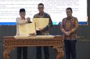 Penandatanganan Memorandum of Understanding (MoU) oleh Menteri Desa dan Pembangunan Daerah Tertinggal, Yandri Susanto (kiri) dan Direktur Utama PLN, Darmawan Prasodjo (tengah), disaksikan oleh Wakil Menteri Desa dan Pembangunan Daerah Tertinggal, Ahmad Riza Patria (kanan). Melalui kolaborasi ini, kedua belah pihak mendorong pemetaan kebutuhan energi secara lebih presisi, percepatan akses listrik di wilayah yang masih terbatas, pemanfaatan listrik untuk kegiatan ekonomi produktif, hingga pengembangan energi baru terbarukan (EBT) berbasis potensi lokal guna mewujudkan kemandirian desa.