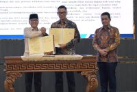 Penandatanganan Memorandum of Understanding (MoU) oleh Menteri Desa dan Pembangunan Daerah Tertinggal, Yandri Susanto (kiri) dan Direktur Utama PLN, Darmawan Prasodjo (tengah), disaksikan oleh Wakil Menteri Desa dan Pembangunan Daerah Tertinggal, Ahmad Riza Patria (kanan). Melalui kolaborasi ini, kedua belah pihak mendorong pemetaan kebutuhan energi secara lebih presisi, percepatan akses listrik di wilayah yang masih terbatas, pemanfaatan listrik untuk kegiatan ekonomi produktif, hingga pengembangan energi baru terbarukan (EBT) berbasis potensi lokal guna mewujudkan kemandirian desa.