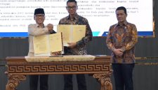 Penandatanganan Memorandum of Understanding (MoU) oleh Menteri Desa dan Pembangunan Daerah Tertinggal, Yandri Susanto (kiri) dan Direktur Utama PLN, Darmawan Prasodjo (tengah), disaksikan oleh Wakil Menteri Desa dan Pembangunan Daerah Tertinggal, Ahmad Riza Patria (kanan). Melalui kolaborasi ini, kedua belah pihak mendorong pemetaan kebutuhan energi secara lebih presisi, percepatan akses listrik di wilayah yang masih terbatas, pemanfaatan listrik untuk kegiatan ekonomi produktif, hingga pengembangan energi baru terbarukan (EBT) berbasis potensi lokal guna mewujudkan kemandirian desa.