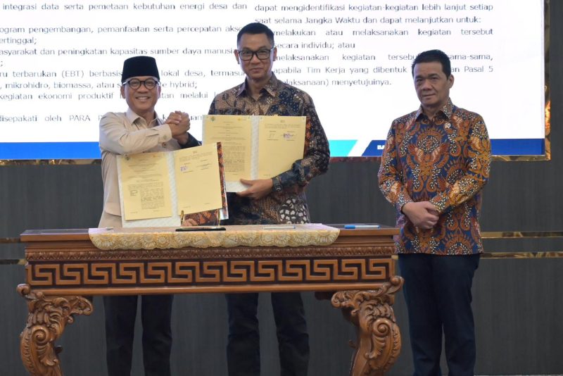 Penandatanganan Memorandum of Understanding (MoU) oleh Menteri Desa dan Pembangunan Daerah Tertinggal, Yandri Susanto (kiri) dan Direktur Utama PLN, Darmawan Prasodjo (tengah), disaksikan oleh Wakil Menteri Desa dan Pembangunan Daerah Tertinggal, Ahmad Riza Patria (kanan). Melalui kolaborasi ini, kedua belah pihak mendorong pemetaan kebutuhan energi secara lebih presisi, percepatan akses listrik di wilayah yang masih terbatas, pemanfaatan listrik untuk kegiatan ekonomi produktif, hingga pengembangan energi baru terbarukan (EBT) berbasis potensi lokal guna mewujudkan kemandirian desa.