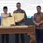 Penandatanganan Memorandum of Understanding (MoU) oleh Menteri Desa dan Pembangunan Daerah Tertinggal, Yandri Susanto (kiri) dan Direktur Utama PLN, Darmawan Prasodjo (tengah), disaksikan oleh Wakil Menteri Desa dan Pembangunan Daerah Tertinggal, Ahmad Riza Patria (kanan). Melalui kolaborasi ini, kedua belah pihak mendorong pemetaan kebutuhan energi secara lebih presisi, percepatan akses listrik di wilayah yang masih terbatas, pemanfaatan listrik untuk kegiatan ekonomi produktif, hingga pengembangan energi baru terbarukan (EBT) berbasis potensi lokal guna mewujudkan kemandirian desa.