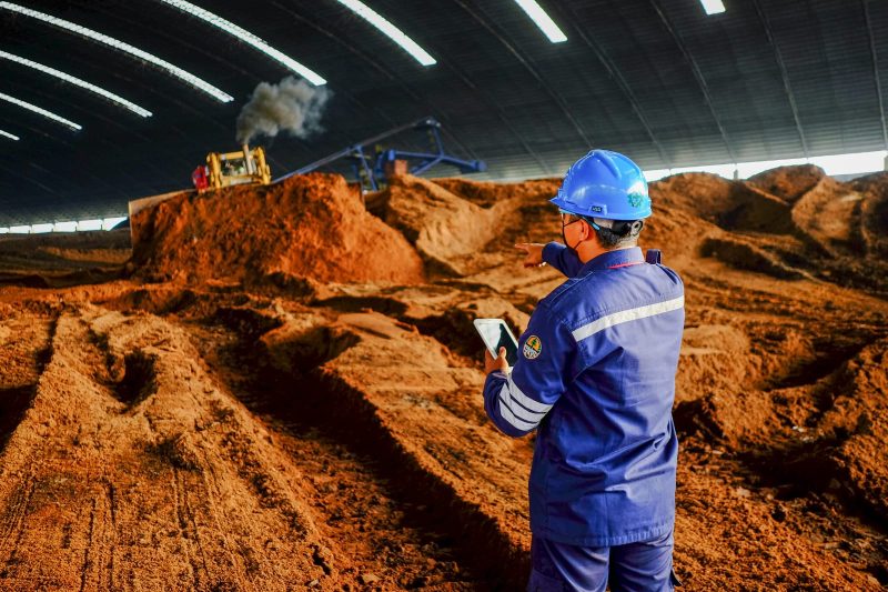 Karyawan PLN Nusantara Power melakukan monitoring pencampuran biomassa dengan batubara di PLTU Rembang. Sepanjang tahun 2025 PLN NP berhasil menghasilkan 1.041 GWh energi hijau dari cofiring pada 25 PLTU di seluruh Indonesia.