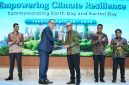 Direktur Utama PLN, Darmawan Prasodjo (kedua dari kanan) bersama Head of the United Nations Resident Coordinator's Office, Matthew David Johnson-Idan (kiri), dan Ketua Harian Tim Khusus Perancangan Aksi Transisi Energi Nasional (PATEN), Edo Mahendra (kanan) menyaksikan penyerahan dokumen Partnership Agreement antara The United Nations Office for Project Services (UNOPS) dan PLN tentang Kajian dan Dukungan Kegiatan Transisi Energi yang diserahkan secara simbolis oleh Direktur Teknologi, Engineering, dan Keberlanjutan PLN, Evy Haryadi (tengah) kepada Deputy Director of the Southeast Asia Energy Transition Partnership UNOPS, John Cotton (kedua dari kiri).