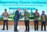Direktur Utama PLN, Darmawan Prasodjo (kedua dari kanan) bersama Head of the United Nations Resident Coordinator's Office, Matthew David Johnson-Idan (kiri), dan Ketua Harian Tim Khusus Perancangan Aksi Transisi Energi Nasional (PATEN), Edo Mahendra (kanan) menyaksikan penyerahan dokumen Partnership Agreement antara The United Nations Office for Project Services (UNOPS) dan PLN tentang Kajian dan Dukungan Kegiatan Transisi Energi yang diserahkan secara simbolis oleh Direktur Teknologi, Engineering, dan Keberlanjutan PLN, Evy Haryadi (tengah) kepada Deputy Director of the Southeast Asia Energy Transition Partnership UNOPS, John Cotton (kedua dari kiri).