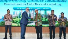 Direktur Utama PLN, Darmawan Prasodjo (kedua dari kanan) bersama Head of the United Nations Resident Coordinator's Office, Matthew David Johnson-Idan (kiri), dan Ketua Harian Tim Khusus Perancangan Aksi Transisi Energi Nasional (PATEN), Edo Mahendra (kanan) menyaksikan penyerahan dokumen Partnership Agreement antara The United Nations Office for Project Services (UNOPS) dan PLN tentang Kajian dan Dukungan Kegiatan Transisi Energi yang diserahkan secara simbolis oleh Direktur Teknologi, Engineering, dan Keberlanjutan PLN, Evy Haryadi (tengah) kepada Deputy Director of the Southeast Asia Energy Transition Partnership UNOPS, John Cotton (kedua dari kiri).