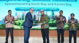 Direktur Utama PLN, Darmawan Prasodjo (kedua dari kanan) bersama Head of the United Nations Resident Coordinator's Office, Matthew David Johnson-Idan (kiri), dan Ketua Harian Tim Khusus Perancangan Aksi Transisi Energi Nasional (PATEN), Edo Mahendra (kanan) menyaksikan penyerahan dokumen Partnership Agreement antara The United Nations Office for Project Services (UNOPS) dan PLN tentang Kajian dan Dukungan Kegiatan Transisi Energi yang diserahkan secara simbolis oleh Direktur Teknologi, Engineering, dan Keberlanjutan PLN, Evy Haryadi (tengah) kepada Deputy Director of the Southeast Asia Energy Transition Partnership UNOPS, John Cotton (kedua dari kiri).