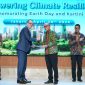 Direktur Utama PLN, Darmawan Prasodjo (kedua dari kanan) bersama Head of the United Nations Resident Coordinator's Office, Matthew David Johnson-Idan (kiri), dan Ketua Harian Tim Khusus Perancangan Aksi Transisi Energi Nasional (PATEN), Edo Mahendra (kanan) menyaksikan penyerahan dokumen Partnership Agreement antara The United Nations Office for Project Services (UNOPS) dan PLN tentang Kajian dan Dukungan Kegiatan Transisi Energi yang diserahkan secara simbolis oleh Direktur Teknologi, Engineering, dan Keberlanjutan PLN, Evy Haryadi (tengah) kepada Deputy Director of the Southeast Asia Energy Transition Partnership UNOPS, John Cotton (kedua dari kiri).