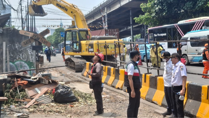 Provinsi DKI Jakarta tengah melakukan pembangunan Flyover Latumenten di atas simpang sebidang dengan lintasan kereta api.  / foto ist