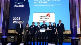 TelkomGroup kembali menorehkan prestasi di LinkedIn Talent Awards 2025 dengan meraih dua penghargaan sekaligus. PT Telkom Indonesia (Persero) Tbk berhasil mempertahankan gelar Best Employer Brand on LinkedIn untuk kedua kalinya, sementara Telkomsel meraih penghargaan Learning Champion. Pencapaian ini menegaskan komitmen TelkomGroup dalam membangun employer branding yang kuat serta menghadirkan budaya belajar dan pengembangan talenta digital yang berkelanjutan, Kamis (7/5).