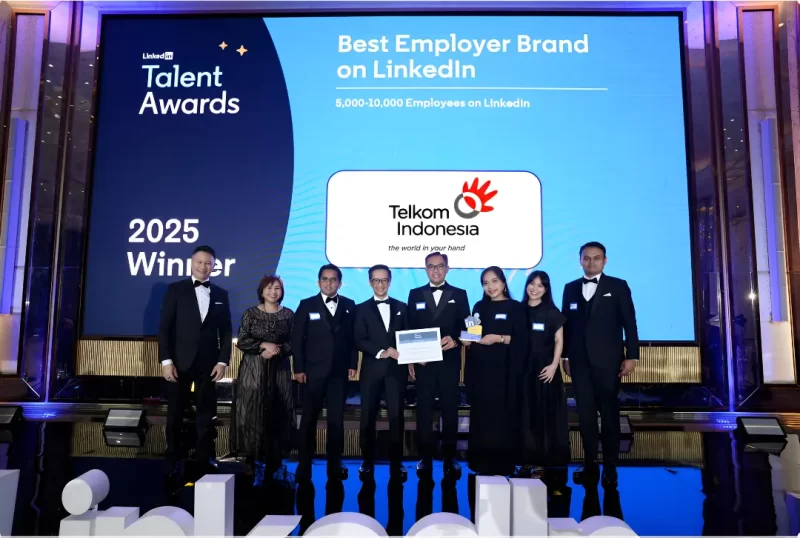 TelkomGroup kembali menorehkan prestasi di LinkedIn Talent Awards 2025 dengan meraih dua penghargaan sekaligus. PT Telkom Indonesia (Persero) Tbk berhasil mempertahankan gelar Best Employer Brand on LinkedIn untuk kedua kalinya, sementara Telkomsel meraih penghargaan Learning Champion. Pencapaian ini menegaskan komitmen TelkomGroup dalam membangun employer branding yang kuat serta menghadirkan budaya belajar dan pengembangan talenta digital yang berkelanjutan, Kamis (7/5).