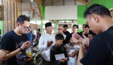 YBM PLN EPI menyerahkan Bantuan santunan kepada 50 anak yatim piatu, lansia, dan dhuafa binaan Yayasan Maqom 4 Cikaobandung