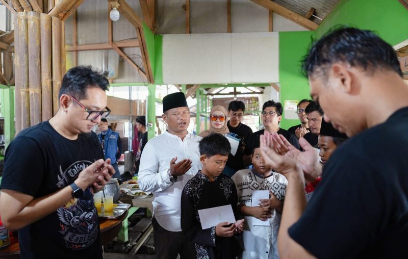 YBM PLN EPI menyerahkan Bantuan santunan kepada 50 anak yatim piatu, lansia, dan dhuafa binaan Yayasan Maqom 4 Cikaobandung