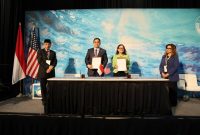 Wakil Direktur Utama Pertamina, Oki Muraza dan Chief Executive Officer LanzaTech, Jennifer Holmgren menandatangani nota kesepahaman (MoU) untuk mengembangkan solusi energi rendah karbon berbasis teknologi, disaksikan oleh Duta Besar RI untuk Amerika Serikat, Indroyono Susilo dan Konsul Jenderal RI di Houston, Ourina Ritonga dalam rangkaian Offshore Technology Conference (OTC) di Houston.