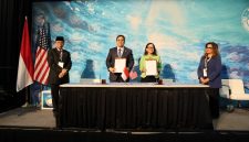 Wakil Direktur Utama Pertamina, Oki Muraza dan Chief Executive Officer LanzaTech, Jennifer Holmgren menandatangani nota kesepahaman (MoU) untuk mengembangkan solusi energi rendah karbon berbasis teknologi, disaksikan oleh Duta Besar RI untuk Amerika Serikat, Indroyono Susilo dan Konsul Jenderal RI di Houston, Ourina Ritonga dalam rangkaian Offshore Technology Conference (OTC) di Houston.