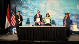 Wakil Direktur Utama Pertamina, Oki Muraza dan Chief Executive Officer LanzaTech, Jennifer Holmgren menandatangani nota kesepahaman (MoU) untuk mengembangkan solusi energi rendah karbon berbasis teknologi, disaksikan oleh Duta Besar RI untuk Amerika Serikat, Indroyono Susilo dan Konsul Jenderal RI di Houston, Ourina Ritonga dalam rangkaian Offshore Technology Conference (OTC) di Houston.