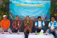 Kiri ke Kanan : Lurah Bunton, Sudin, Kepala Cabang Dinas Kehutanan Wilayah VI Banyumas, Jawa Tengah, Hadiyono, Sekretaris Camat Adipala Cilacap, Subianto, Manajer PLN UP3 Cilacap, Aditya Setyawan, dan Asisten Manager Tanggung Jawab Sosial dan Lingkungan (TJSL) PLN EPI, Robert Pilyai dalam Kick Off dan Peresmian Program Digitalisasi Pembibitan Mangrove di Cilacap