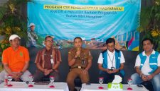 Kiri ke Kanan : Lurah Bunton, Sudin, Kepala Cabang Dinas Kehutanan Wilayah VI Banyumas, Jawa Tengah, Hadiyono, Sekretaris Camat Adipala Cilacap, Subianto, Manajer PLN UP3 Cilacap, Aditya Setyawan, dan Asisten Manager Tanggung Jawab Sosial dan Lingkungan (TJSL) PLN EPI, Robert Pilyai dalam Kick Off dan Peresmian Program Digitalisasi Pembibitan Mangrove di Cilacap