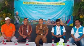 Kiri ke Kanan : Lurah Bunton, Sudin, Kepala Cabang Dinas Kehutanan Wilayah VI Banyumas, Jawa Tengah, Hadiyono, Sekretaris Camat Adipala Cilacap, Subianto, Manajer PLN UP3 Cilacap, Aditya Setyawan, dan Asisten Manager Tanggung Jawab Sosial dan Lingkungan (TJSL) PLN EPI, Robert Pilyai dalam Kick Off dan Peresmian Program Digitalisasi Pembibitan Mangrove di Cilacap