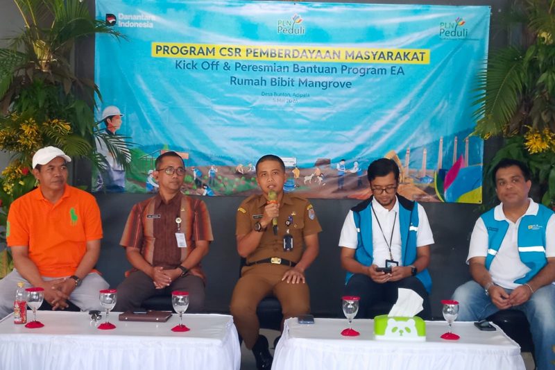 Kiri ke Kanan : Lurah Bunton, Sudin, Kepala Cabang Dinas Kehutanan Wilayah VI Banyumas, Jawa Tengah, Hadiyono, Sekretaris Camat Adipala Cilacap, Subianto, Manajer PLN UP3 Cilacap, Aditya Setyawan, dan Asisten Manager Tanggung Jawab Sosial dan Lingkungan (TJSL) PLN EPI, Robert Pilyai dalam Kick Off dan Peresmian Program Digitalisasi Pembibitan Mangrove di Cilacap