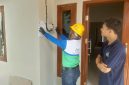 Petugas PLN melakukan proses penambahan daya listrik di rumah Alfonso, warga Banyumanik, Semarang.