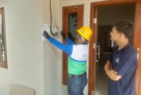 Petugas PLN melakukan proses penambahan daya listrik di rumah Alfonso, warga Banyumanik, Semarang.