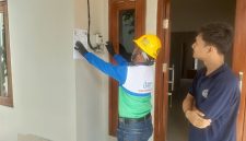 Petugas PLN melakukan proses penambahan daya listrik di rumah Alfonso, warga Banyumanik, Semarang.