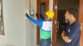 Petugas PLN melakukan proses penambahan daya listrik di rumah Alfonso, warga Banyumanik, Semarang.
