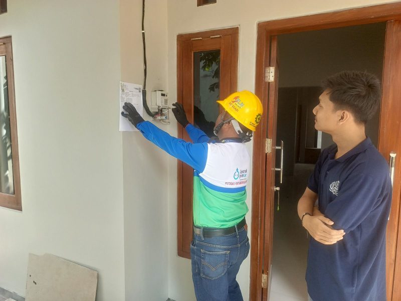 Petugas PLN melakukan proses penambahan daya listrik di rumah Alfonso, warga Banyumanik, Semarang.