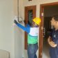 Petugas PLN melakukan proses penambahan daya listrik di rumah Alfonso, warga Banyumanik, Semarang.