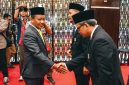 Vice President Technology Development PLN Nusantara Power Ardi Nugroho berjabat tangan dengan   Menteri ESDM Bahlil Lahadalia saat penyerahan Tanda Kehormatan Satyalancana Wira Karya pada Rabu (6/5) di Jakarta