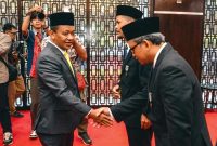 Vice President Technology Development PLN Nusantara Power Ardi Nugroho berjabat tangan dengan   Menteri ESDM Bahlil Lahadalia saat penyerahan Tanda Kehormatan Satyalancana Wira Karya pada Rabu (6/5) di Jakarta