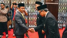 Vice President Technology Development PLN Nusantara Power Ardi Nugroho berjabat tangan dengan   Menteri ESDM Bahlil Lahadalia saat penyerahan Tanda Kehormatan Satyalancana Wira Karya pada Rabu (6/5) di Jakarta