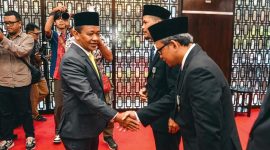 Vice President Technology Development PLN Nusantara Power Ardi Nugroho berjabat tangan dengan   Menteri ESDM Bahlil Lahadalia saat penyerahan Tanda Kehormatan Satyalancana Wira Karya pada Rabu (6/5) di Jakarta