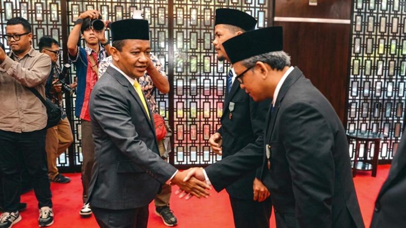 Vice President Technology Development PLN Nusantara Power Ardi Nugroho berjabat tangan dengan   Menteri ESDM Bahlil Lahadalia saat penyerahan Tanda Kehormatan Satyalancana Wira Karya pada Rabu (6/5) di Jakarta