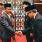 Vice President Technology Development PLN Nusantara Power Ardi Nugroho berjabat tangan dengan   Menteri ESDM Bahlil Lahadalia saat penyerahan Tanda Kehormatan Satyalancana Wira Karya pada Rabu (6/5) di Jakarta