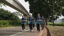 Tengah Depan : Direktur Manajemen Human Capital dan Administrasi PLN EPI, Dedeng Hidayat menyampaikan bahwa wellness program merupakan langkah strategis perusahaan dalam mendukung kinerja organisasi melalui peningkatan kualitas sumber daya manusia.