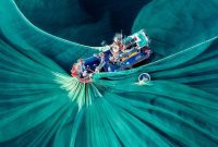  “Silk of the Sea” karya Cao Thi Ngoc Diem, finalis The Pano Awards Southeast Asia Open Photographer of the Year 2025, yang mengabadikan proses pencucian kain sutra di Phu Yen Vietnam.