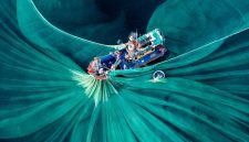  “Silk of the Sea” karya Cao Thi Ngoc Diem, finalis The Pano Awards Southeast Asia Open Photographer of the Year 2025, yang mengabadikan proses pencucian kain sutra di Phu Yen Vietnam.