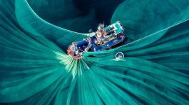  “Silk of the Sea” karya Cao Thi Ngoc Diem, finalis The Pano Awards Southeast Asia Open Photographer of the Year 2025, yang mengabadikan proses pencucian kain sutra di Phu Yen Vietnam.