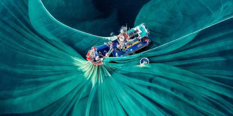  “Silk of the Sea” karya Cao Thi Ngoc Diem, finalis The Pano Awards Southeast Asia Open Photographer of the Year 2025, yang mengabadikan proses pencucian kain sutra di Phu Yen Vietnam.