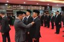 Menteri Energi dan Sumber Daya Mineral, Bahlil Lahadalia (kiri) menyematkan Satyalancana Pembangunan kepada Executive Vice President Manajemen Risiko Strategis, Regulasi, dan Kebijakan PLN, Tonny Bellamy (kanan) sebagai salah satu pegawai PLN penerima penghargaan di Kantor Kementerian ESDM, Jakarta (6/5). Total delapan Pegawai PLN Group menerima Satyalancana Pembangunan dan Satyalancana Wira Karya yang dianugerahkan oleh Presiden Republik Indonesia.