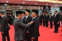 Menteri Energi dan Sumber Daya Mineral, Bahlil Lahadalia (kiri) menyematkan Satyalancana Pembangunan kepada Executive Vice President Manajemen Risiko Strategis, Regulasi, dan Kebijakan PLN, Tonny Bellamy (kanan) sebagai salah satu pegawai PLN penerima penghargaan di Kantor Kementerian ESDM, Jakarta (6/5). Total delapan Pegawai PLN Group menerima Satyalancana Pembangunan dan Satyalancana Wira Karya yang dianugerahkan oleh Presiden Republik Indonesia.