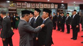 Menteri Energi dan Sumber Daya Mineral, Bahlil Lahadalia (kiri) menyematkan Satyalancana Pembangunan kepada Executive Vice President Manajemen Risiko Strategis, Regulasi, dan Kebijakan PLN, Tonny Bellamy (kanan) sebagai salah satu pegawai PLN penerima penghargaan di Kantor Kementerian ESDM, Jakarta (6/5). Total delapan Pegawai PLN Group menerima Satyalancana Pembangunan dan Satyalancana Wira Karya yang dianugerahkan oleh Presiden Republik Indonesia.
