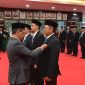 Menteri Energi dan Sumber Daya Mineral, Bahlil Lahadalia (kiri) menyematkan Satyalancana Pembangunan kepada Executive Vice President Manajemen Risiko Strategis, Regulasi, dan Kebijakan PLN, Tonny Bellamy (kanan) sebagai salah satu pegawai PLN penerima penghargaan di Kantor Kementerian ESDM, Jakarta (6/5). Total delapan Pegawai PLN Group menerima Satyalancana Pembangunan dan Satyalancana Wira Karya yang dianugerahkan oleh Presiden Republik Indonesia.